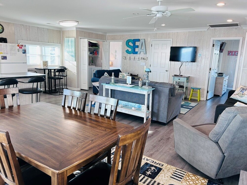 Sea It All 2 Bedroom Home by RedAwning