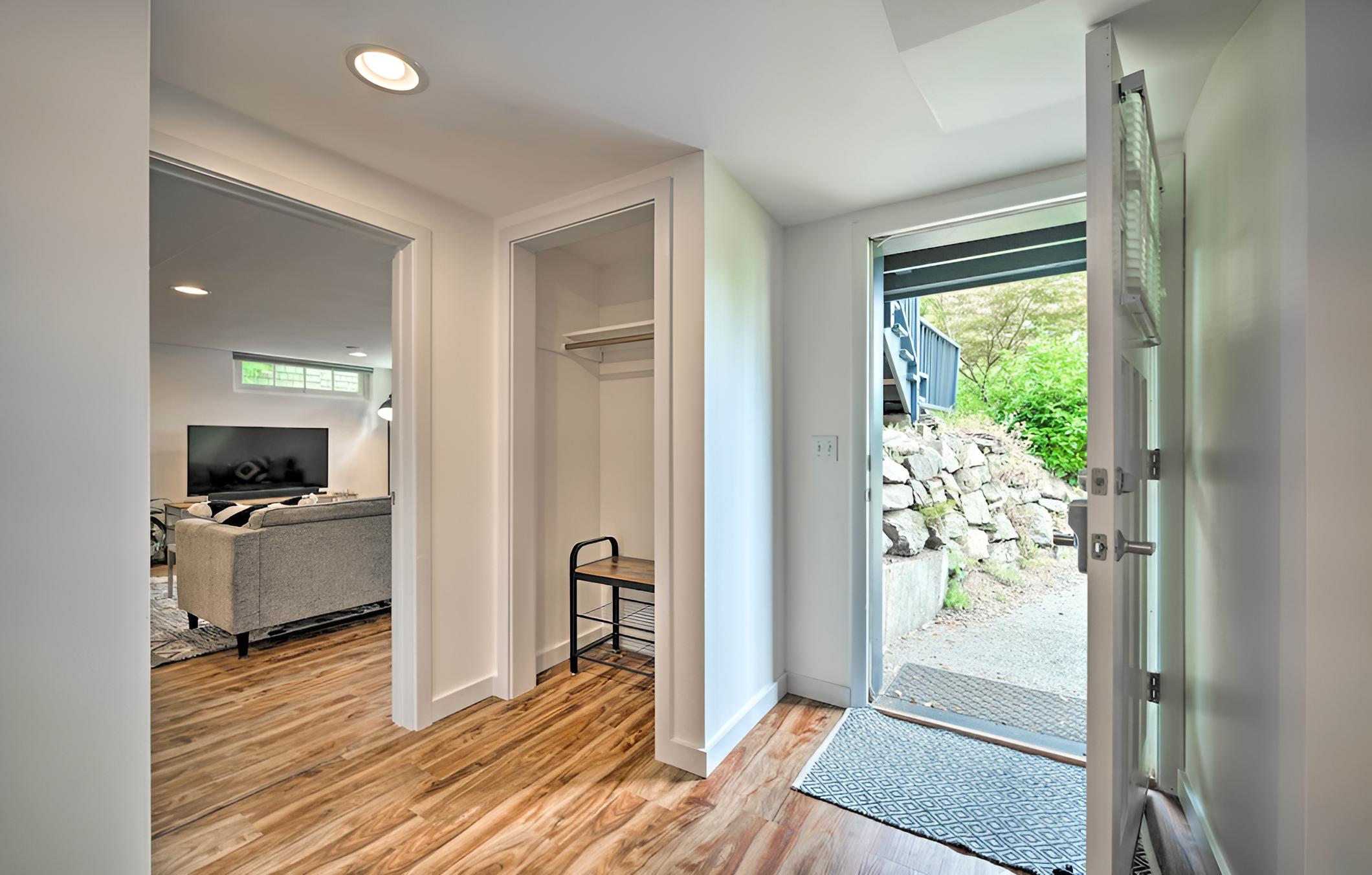 Bright & Beautiful Apt, 6 Mi to Dtwn Seattle! view 3