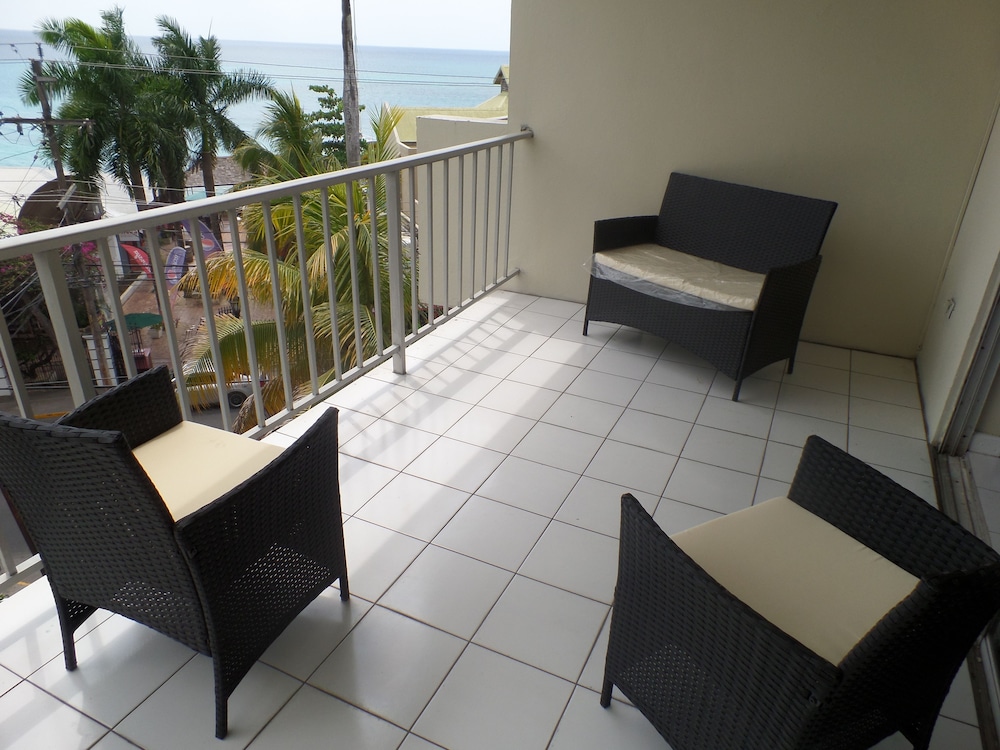 Hotel Skyclub Beach Suite at Mobay Club - Image 1