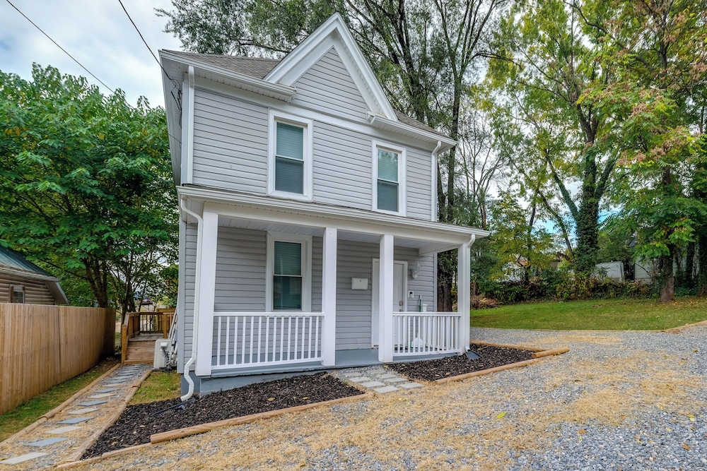Charming Roanoke Vacation Home - 1 Mi to Downtown! view 3
