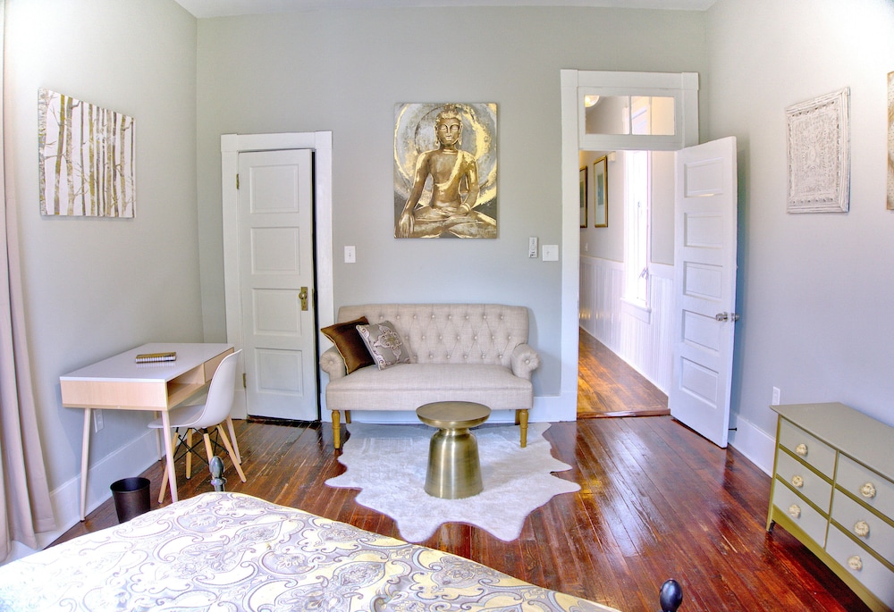 Renovated 2BR Savannah Home view 2