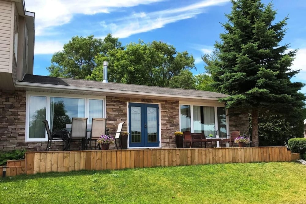 Craft Vineyard House - Waterview Home in Picton - Image 1