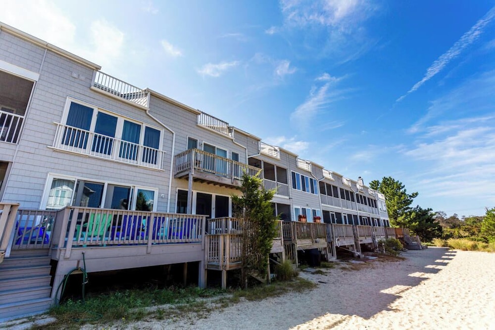 SEA Strand Court 3 #22