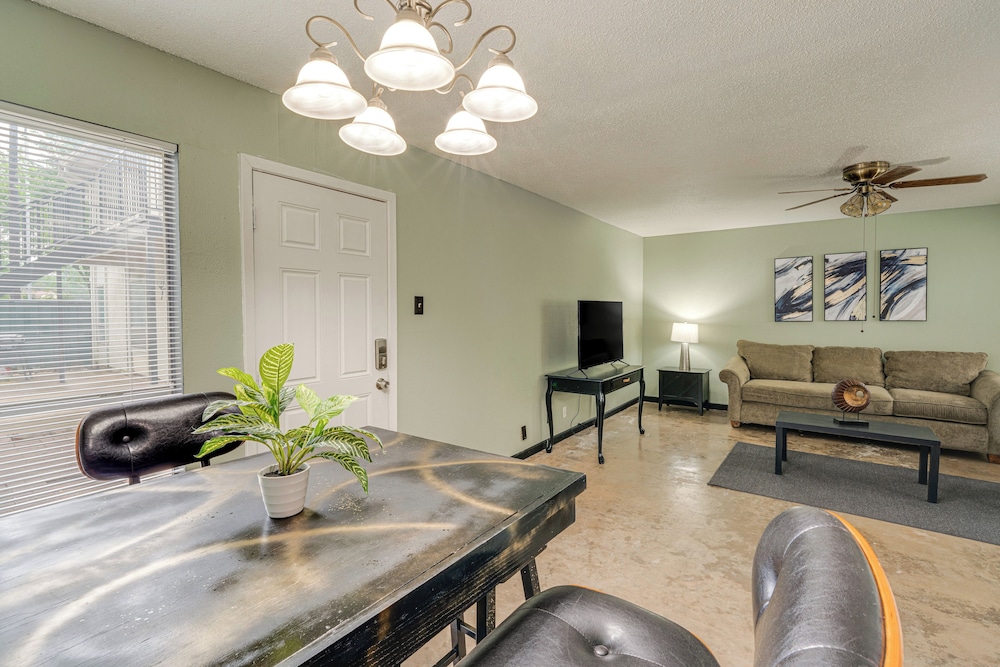 3 Mi to Dtwn Dallas: Condo w/ Walkable Location!