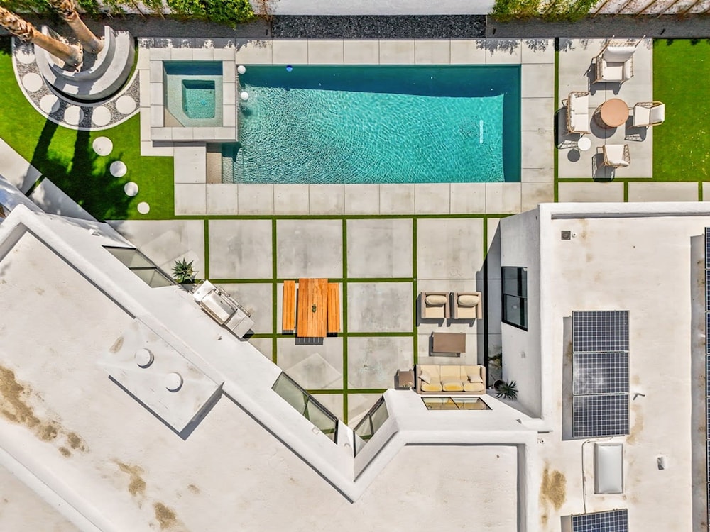 The Lighthouse- Monthly 4 bd 4 bth Pool Spa