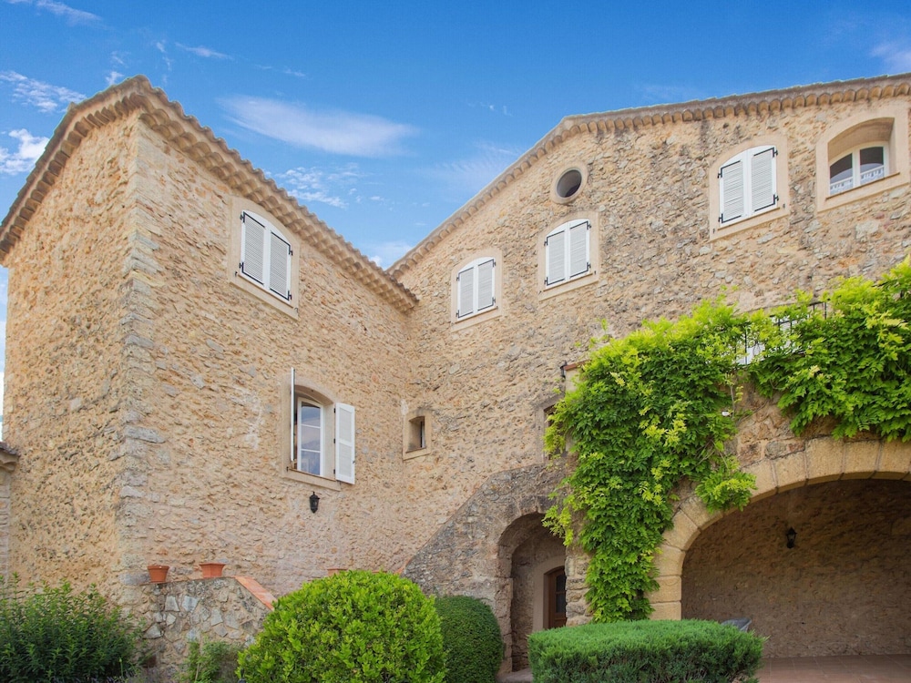 Chateau in Lorgues With Pool & Vineyard Views
