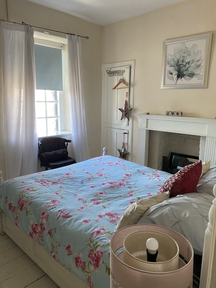 Stunning 2-bed Apartment Above Schooners Bar view 4