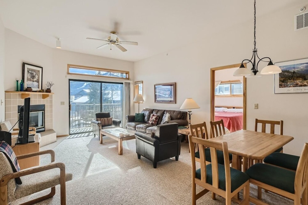 Lake Forest 201f 2 Bedroom Condo by RedAwning