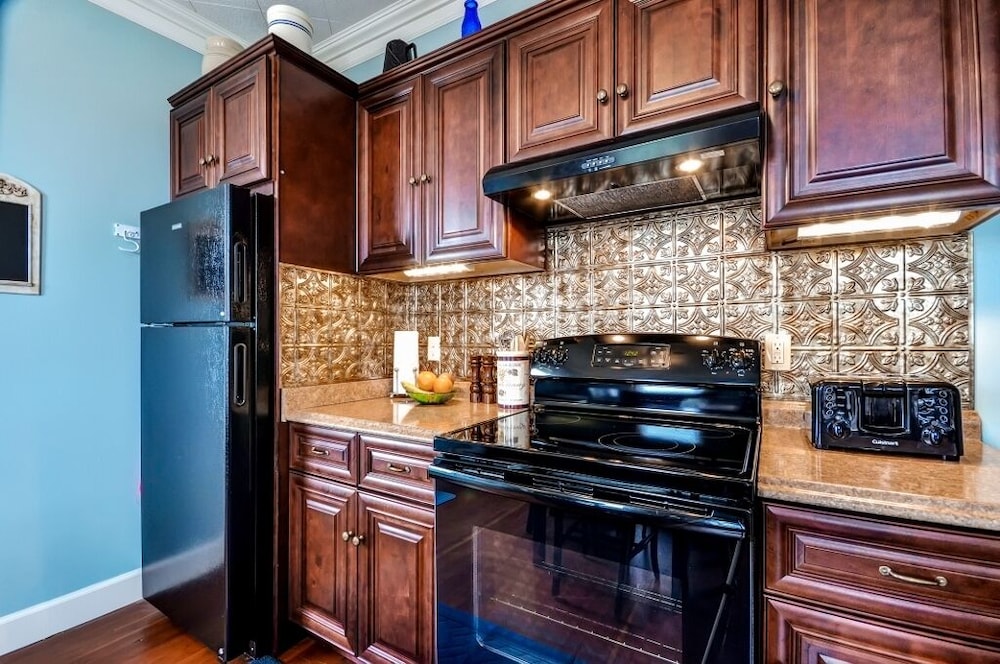 'astoria Painted Lady' Historic Apt w/ River View! view 4