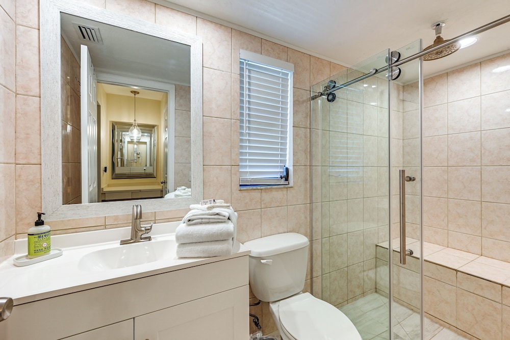 Hot Tub & Heated Pool: Bonita Springs Getaway!