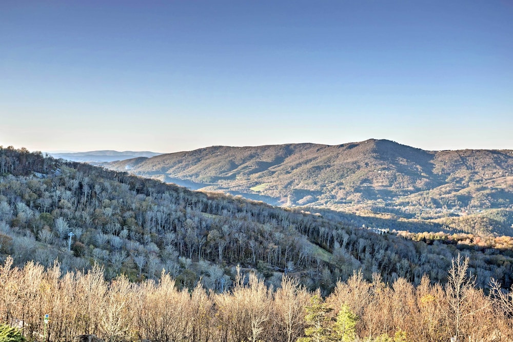 Cozy Sugar Mountain Condo w/ Pool, Walk to Slopes! view 3