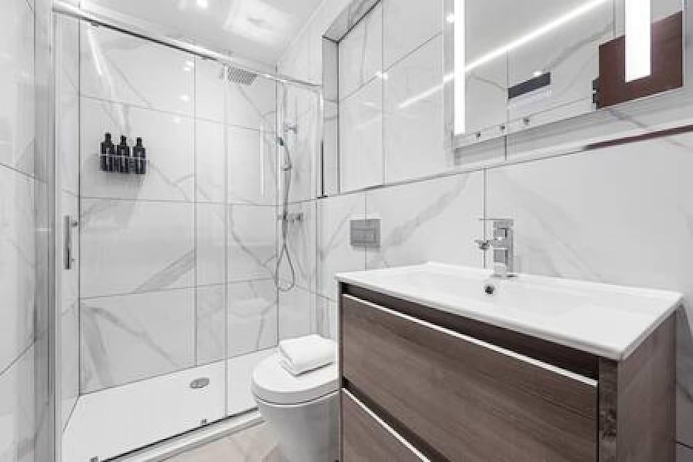 Luxury Spacious 2 Person Suite in North London