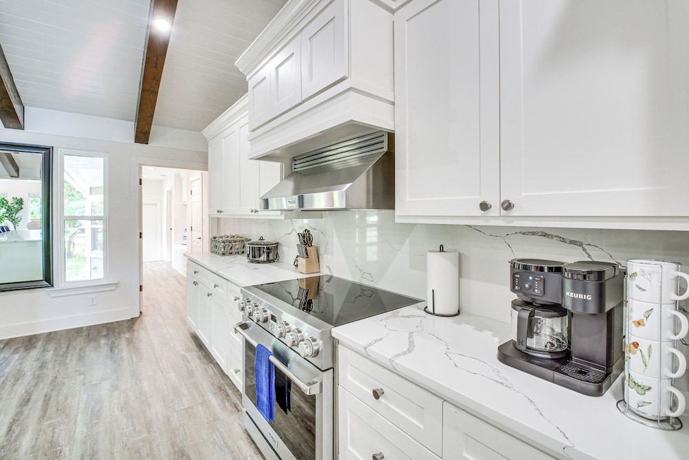 Lake Hamilton Views: Hot Springs Family Home!