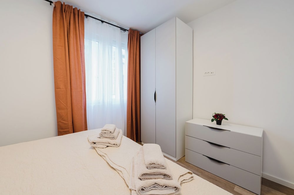 Koi Deluxe, Urban Two Bedroom Oasis