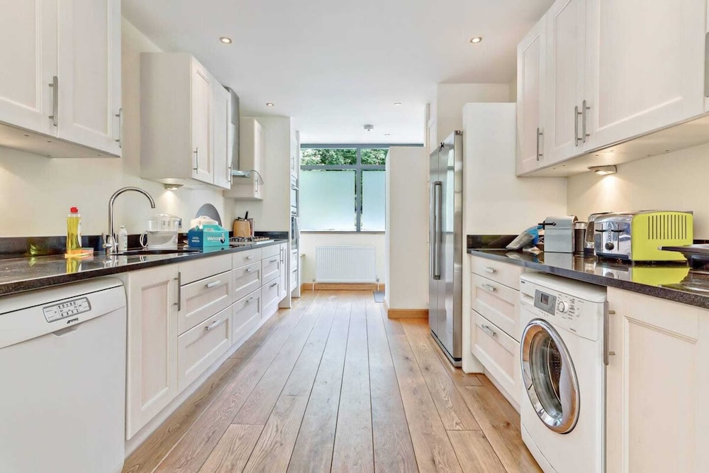 Stylish and Bright 3 Bedroom Duplex in North London