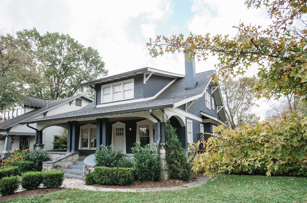 East Nashville Retreat w/ Fireplace, Backyard Firepit, Outdoor Dining & Minutes From Downtown Music, Food & Nightlife Chapel House by Avantstay