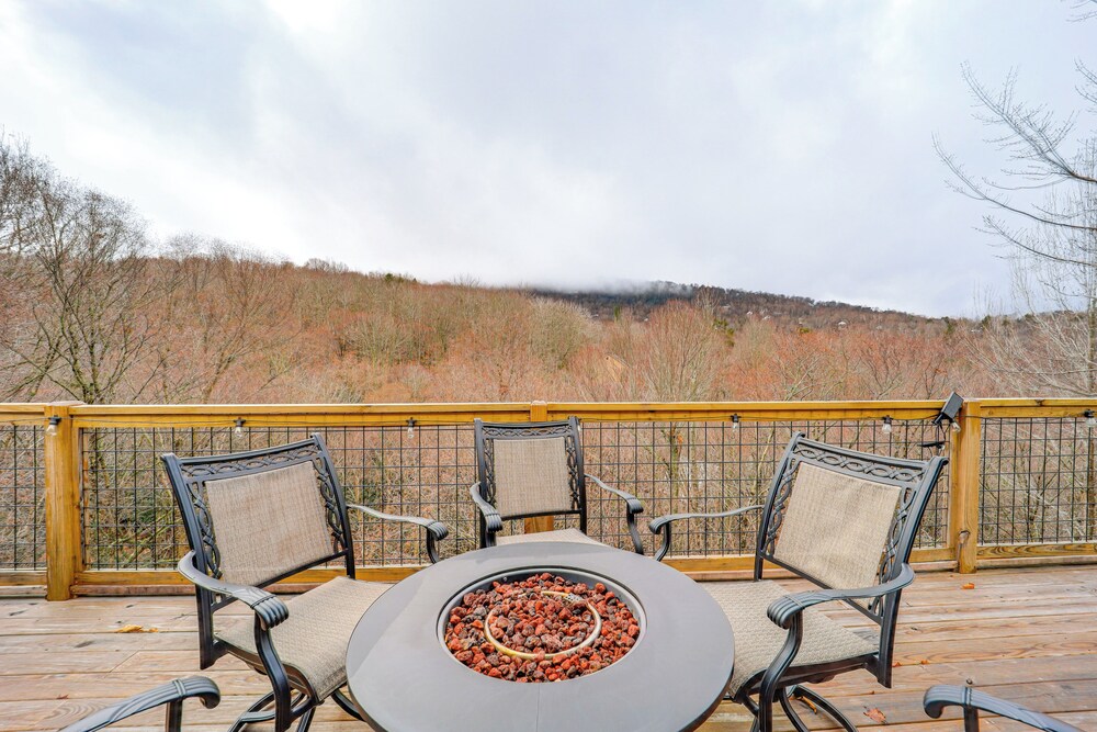 Home w/ Hot Tub & Views: 2 Mi to Beech Mtn Ski