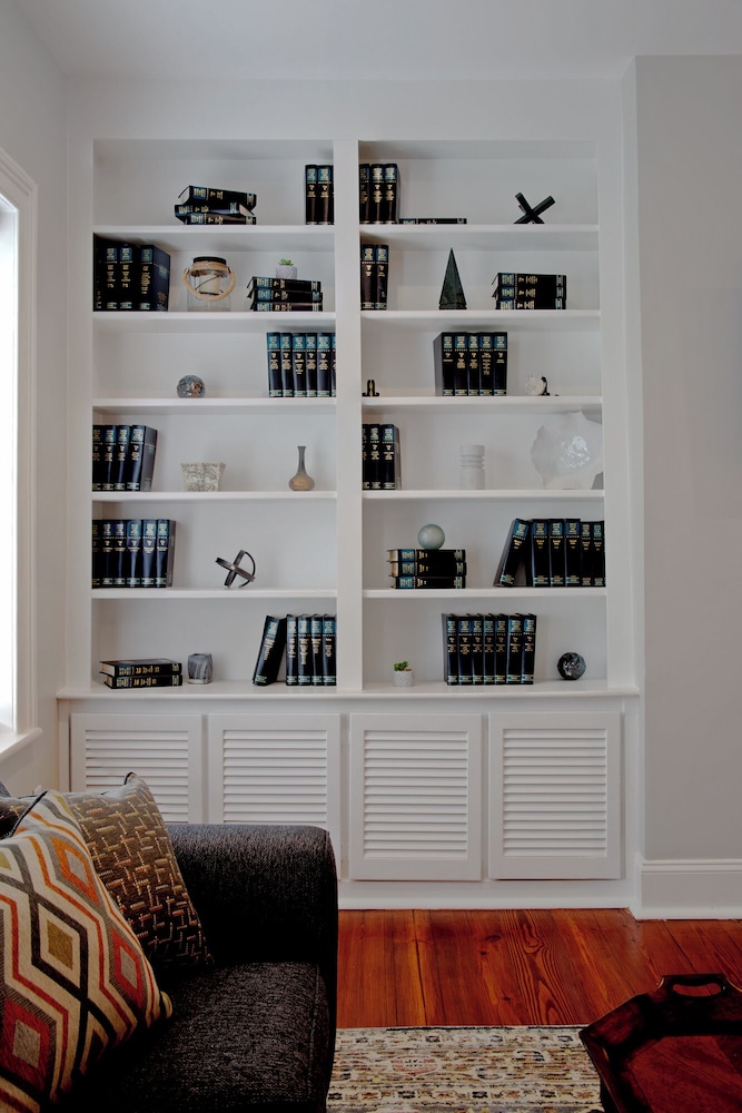 Newly Renovated 4 bed 3 bath & 2 Parking
