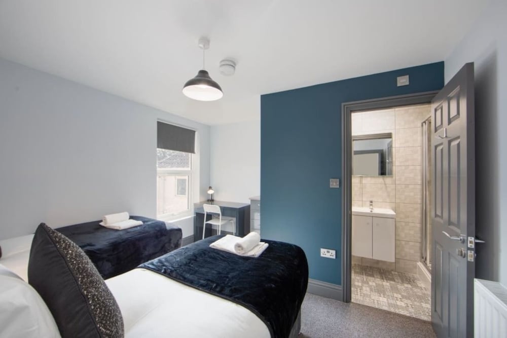 Immaculate 5-bed House in the City Centre Ashford view 5