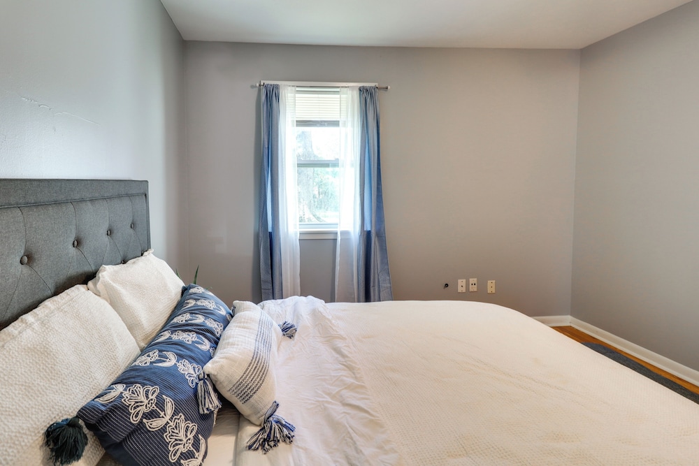 Walk to Dining & Shops: Dtwn Brookhaven Home!
