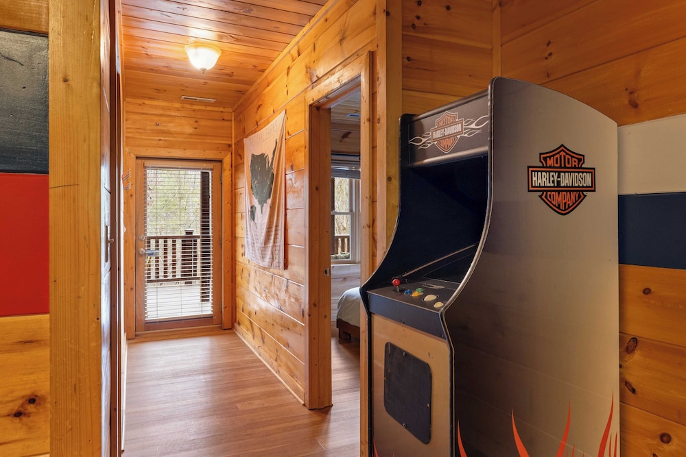 Yesteryear by Avantstay Hot Tub, 360 Deck Views and Game Room Easy Access