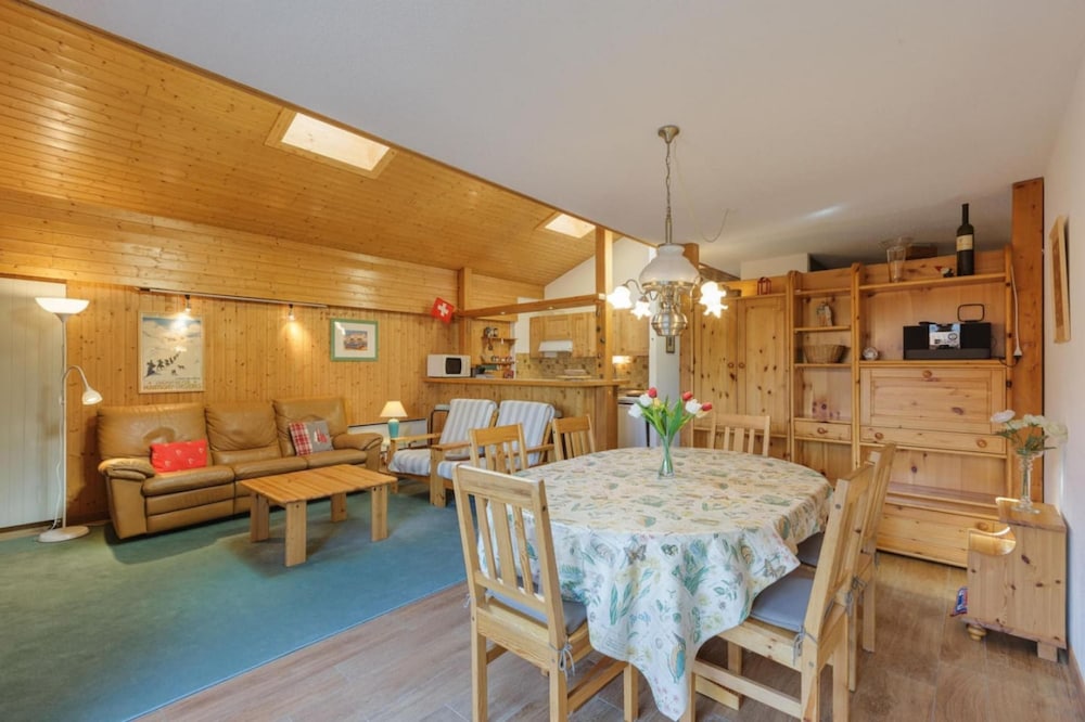Centrally Placed ski in out Apartment Next to Lift