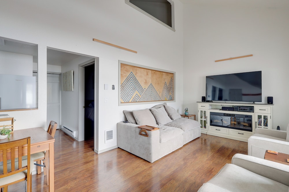 Walk to Payette Lake: Mccall Condo w/ Fireplace