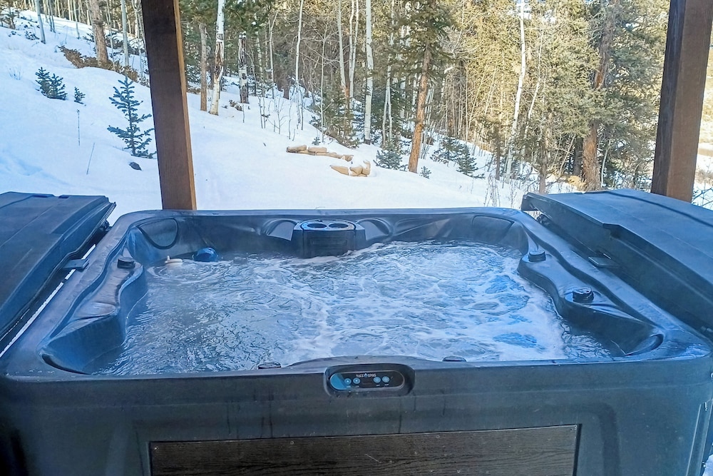 3 BR Cabin w/ Hot Tub, Large Deck & Wifi