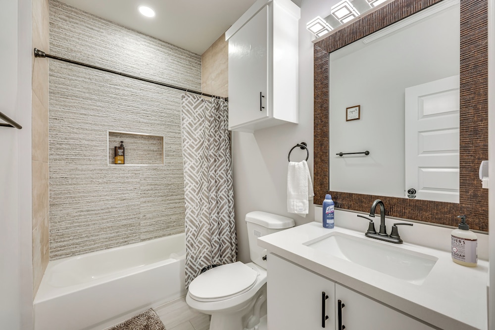 4 Mi to Dtwn: Modern Apartment in Edinburg!