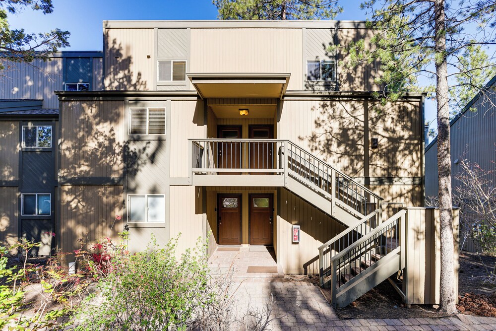 19 Mi to Mt Bachelor Ski Resort: Condo w/ Grill