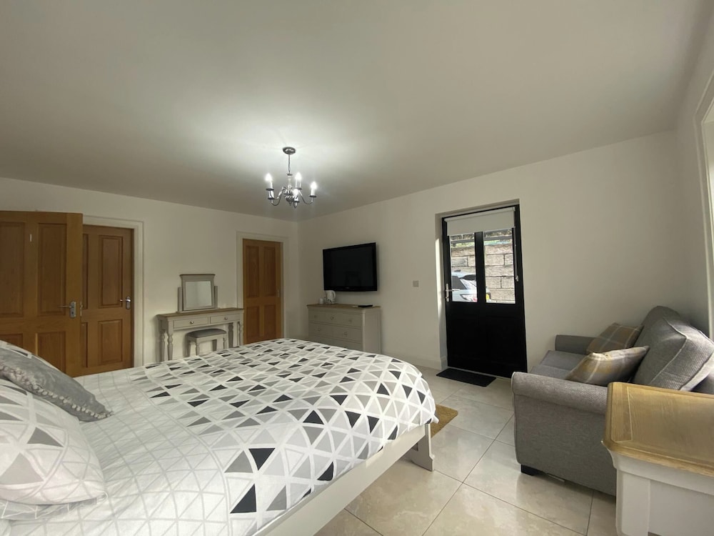 Mountain View Retreat in Rostrevor With hot Tub