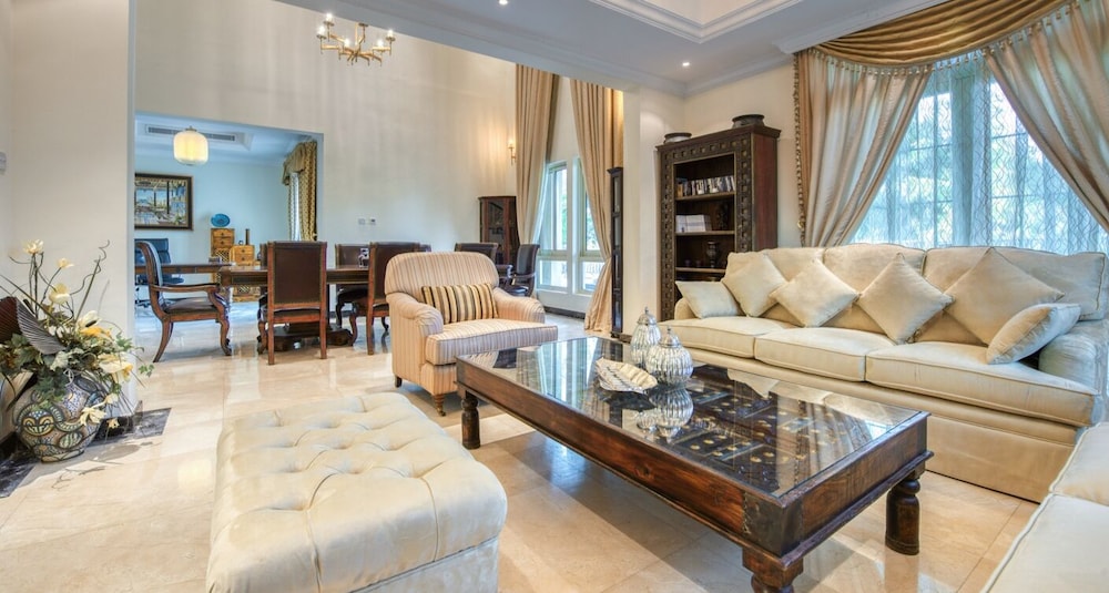 Beautiful Large 4 B/R Villa W/ Pool Jumeirah Island