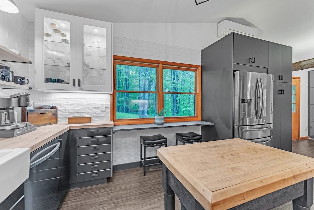 Modern Mountain Retreat Near Dolly Sods & Skiing 3 Bedroom Home