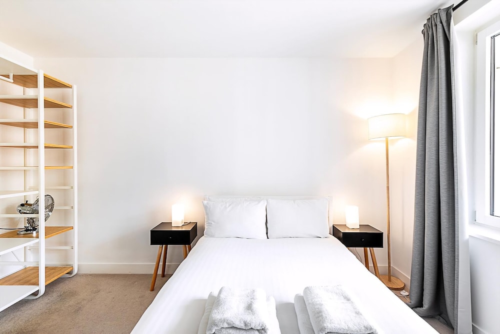 Modern 2-bed Flat With Terraces in Leyton