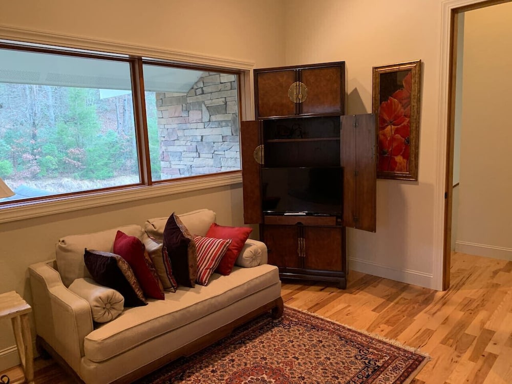 4BR Home Near Golf Course Mount Mitchell View