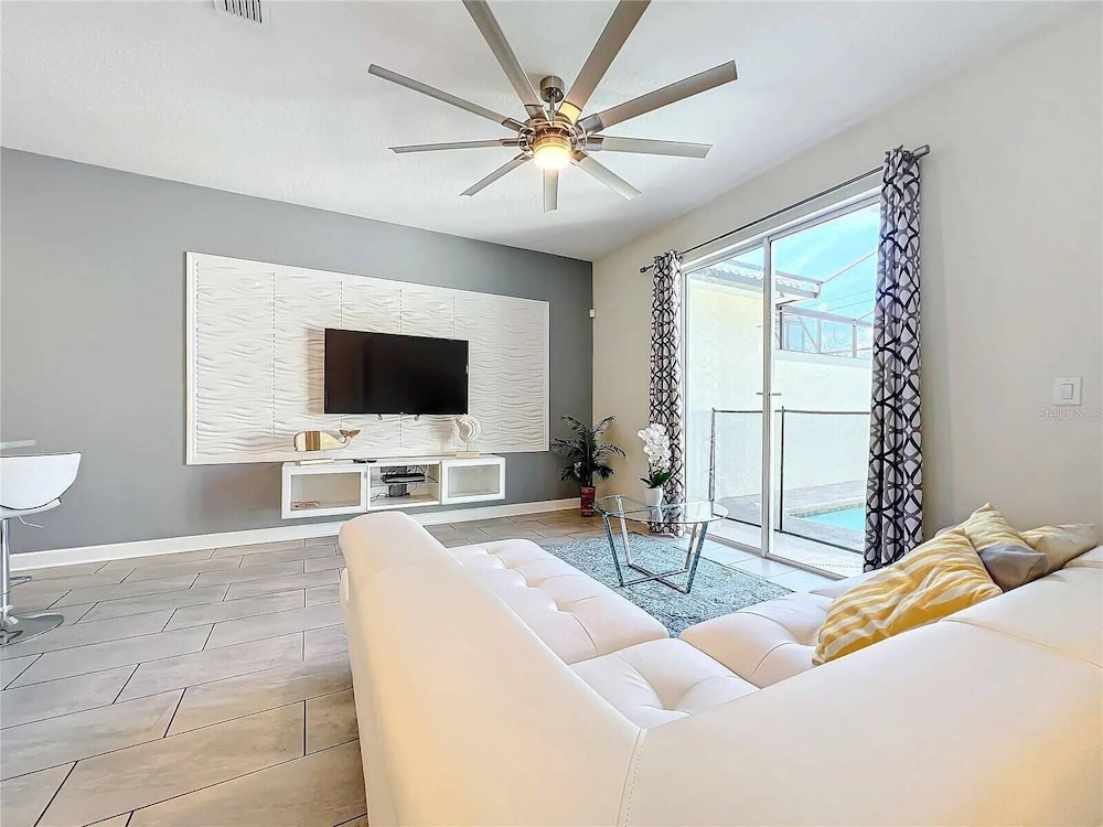 Stunning 4Bd W/ Pool @ Storey Lake 5019