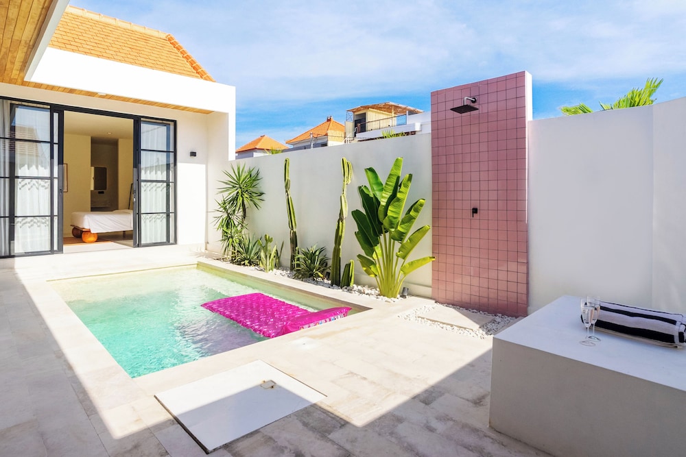 Stylish Private Pool Villa in Pererenan