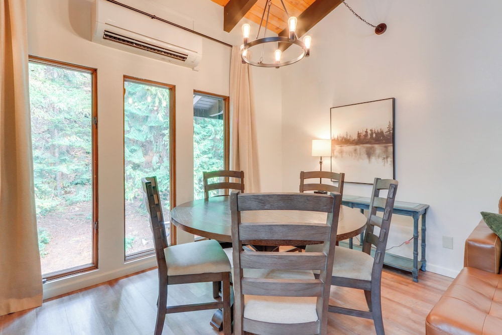 Walk to Twin Lakes: All-season Idaho Condo!
