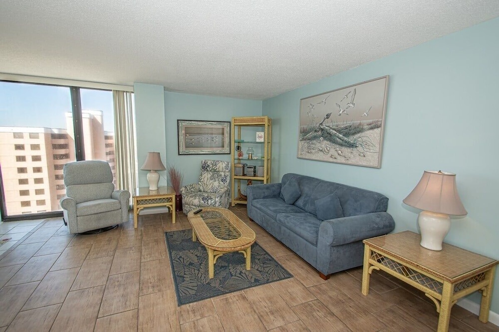 Sea Castle 8g 3 Bedroom Condo