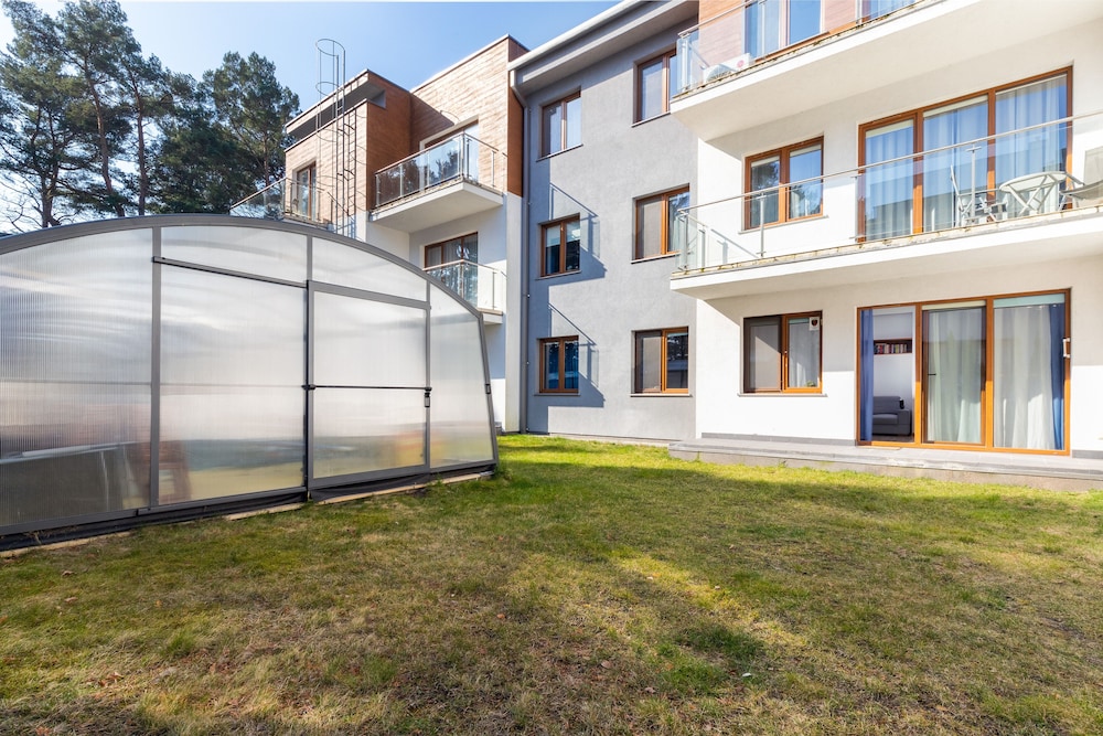 Willa 4 Pory Roku Apartment by Renters