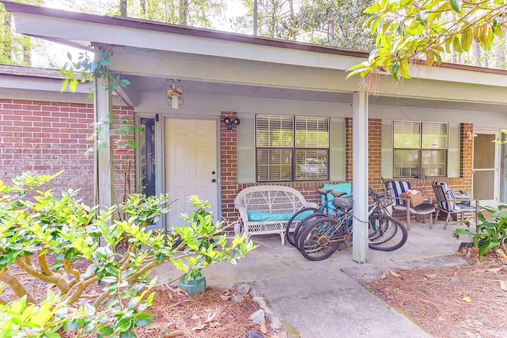 2 Mi to Coligny Beach: Hilton Head Home w/ Patio