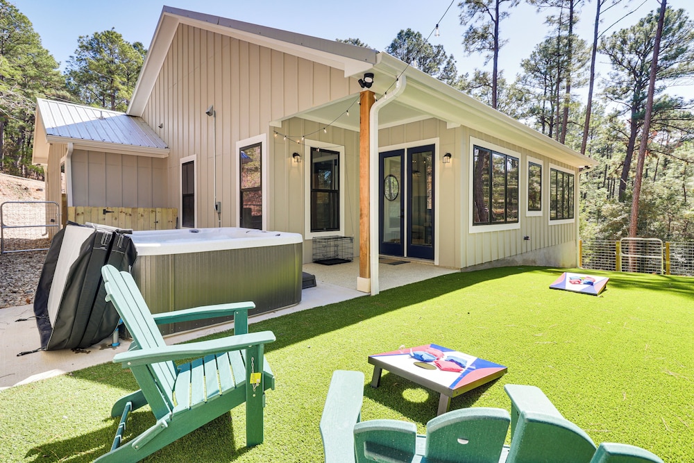 Hot Tub & Fire Pit: 'evergreen Escape' in Bastrop!