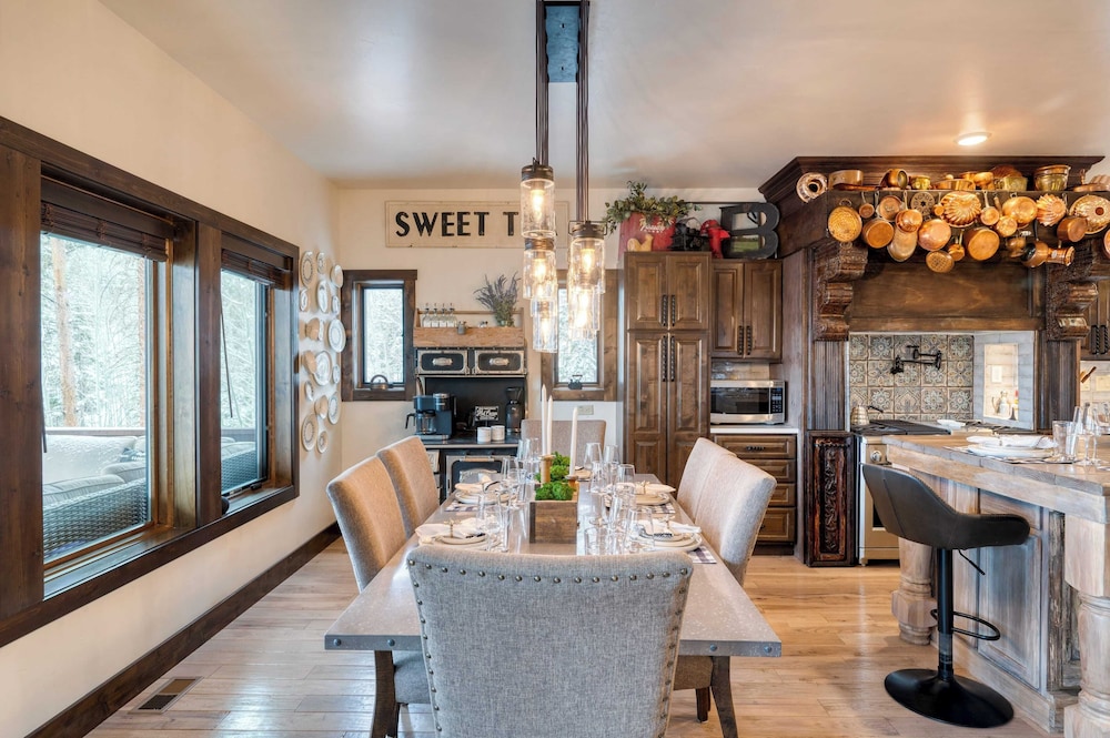 Winterhaven Estate by Avantstay Sleeps 19 Guests Mountain Compound w/ Views, Firepit, Hot Tub