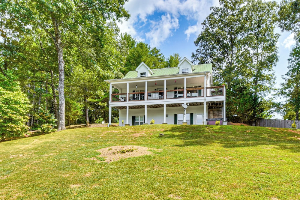 Hiawassee Hideaway: Hot Tub, Lake & Mountain Views