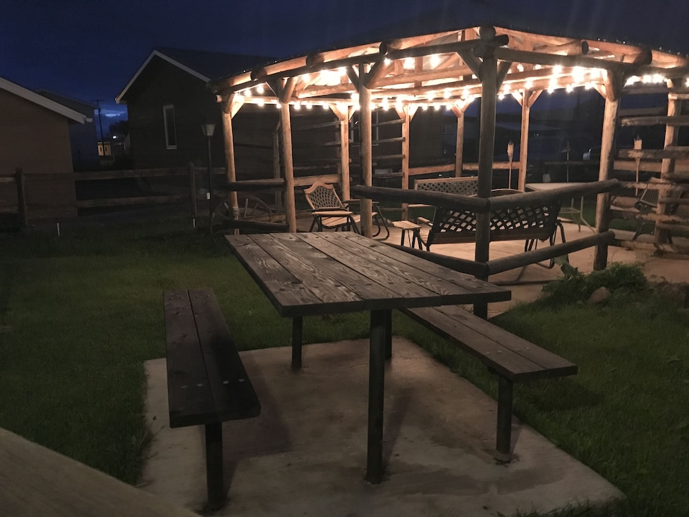 Tenderfoot Cabins & Motel