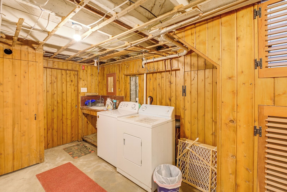 Close to Dtwn Bangor: Inviting Maine Home