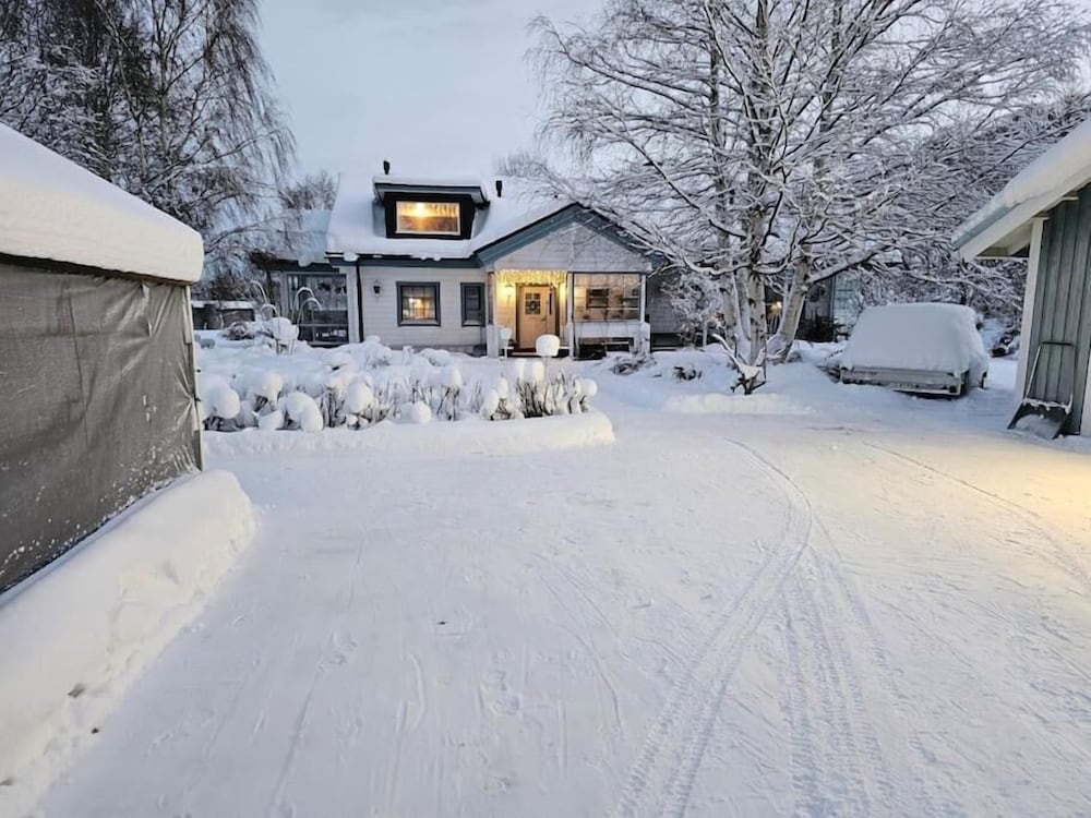 Cozy 3BR Riverside House with Sauna