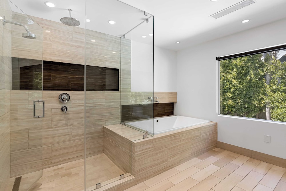Luxury Hollywood Hills Home With Pool, Outdoor Dining & Iconic Views Skyline Chalet