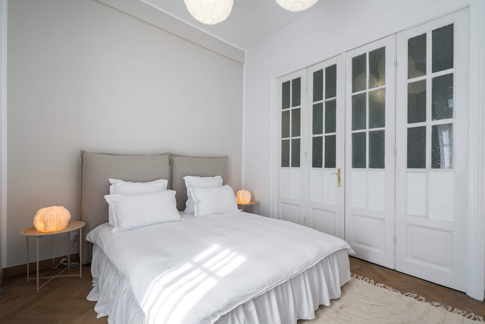 Calea 3BR Victoriei Stunner - Two Living Rooms - Balconies on the Avenue