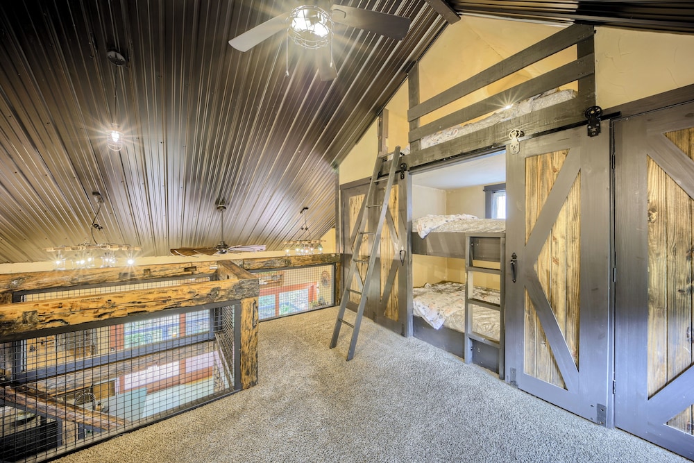 Willow Brook Getaway: Hot Tub, Deck in Mifflinburg